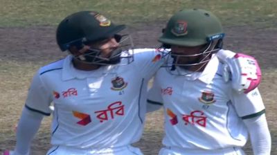 মাইলফলকের অপেক্ষায় থেকে লাঞ্চে মুশফিক-মুমিনুল