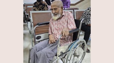 ‘আব্বাকে হুইলচেয়ারে রেখেই ওয়ার্ডবয় জীবন বাঁচাতে দৌড়’