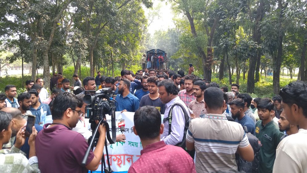 ৪৭তম বিসিএসের সময় পরিবর্তনের দাবিতে বাকৃবিতে রেল অবরোধ