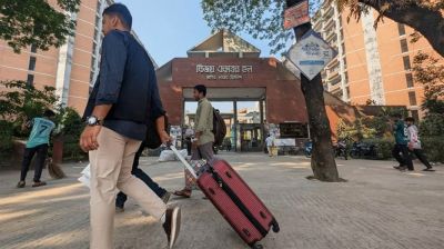 হল ছাড়তে শুরু করেছেন ঢাবি শিক্ষার্থীরা