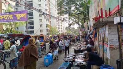লালবাগে সড়ক দখল করে ‘স্থায়ী হাট’, ভোগান্তি চরমে