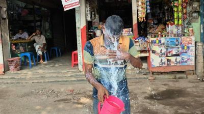 দুধ দিয়ে গোসল করে রাজনীতি ছাড়লেন স্বেচ্ছাসেবক দল নেতা