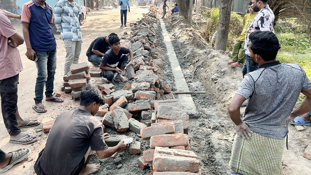 রাস্তার গাইড ওয়ালের ইট খুলে ফেলে দিলেন এলাকাবাসী