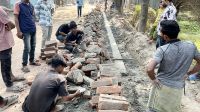 রাস্তার গাইড ওয়ালের ইট খুলে ফেলে দিলেন এলাকাবাসী