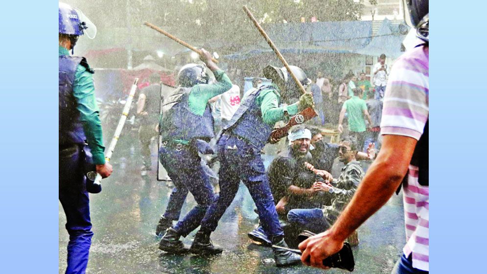 শাহবাগে প্রার্থীদের সঙ্গে পুলিশের সংঘর্ষ, আহত ৫
