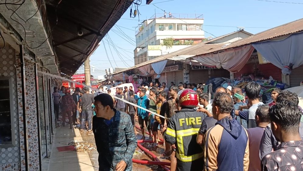 ভয়াবহ অগ্নিকাণ্ডে ১৩ দোকান পুড়ে ছাই