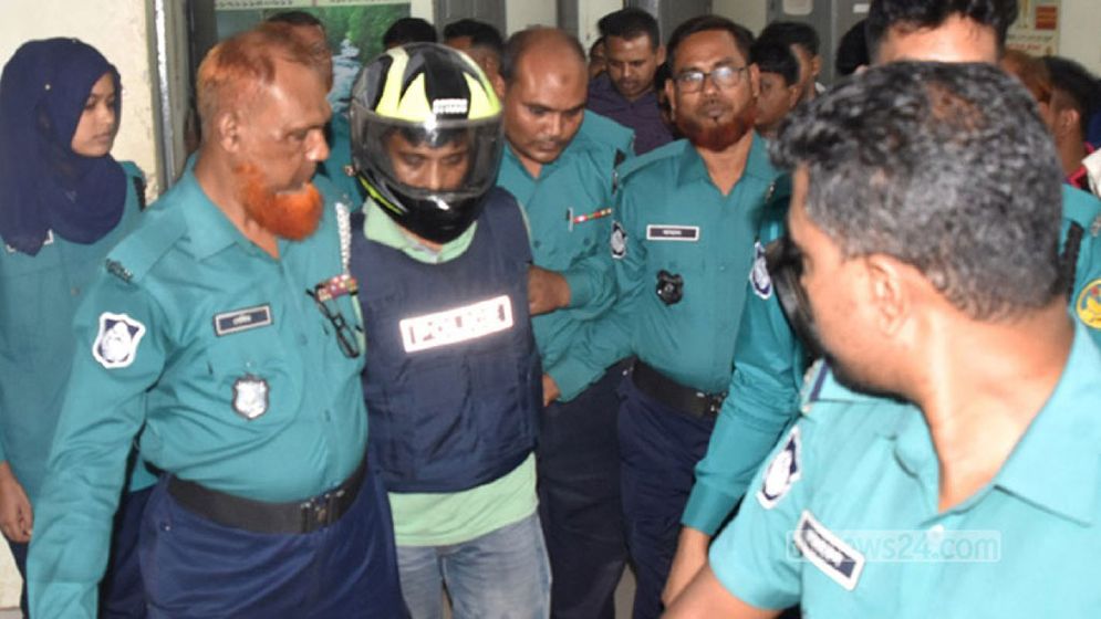 এড়িয়ে চলতেন বিচারকের স্ত্রী, ক্ষোভে হামলা চালায় লিমন