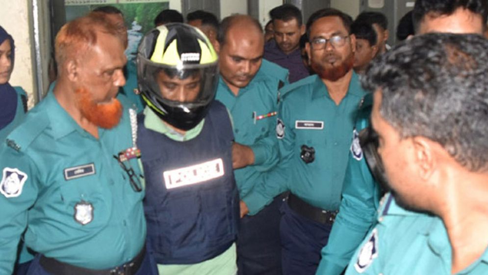 এড়িয়ে চলতেন বিচারকের স্ত্রী, ক্ষোভে হামলা চালায় লিমন