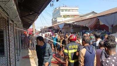 ভয়াবহ অগ্নিকাণ্ডে ১৩ দোকান পুড়ে ছাই