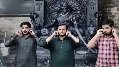 মুসলিম ছাত্রদের মূর্তির সামনে মাথা নোয়াতে বাধ্য করল হিন্দু চরমপন্থিরা