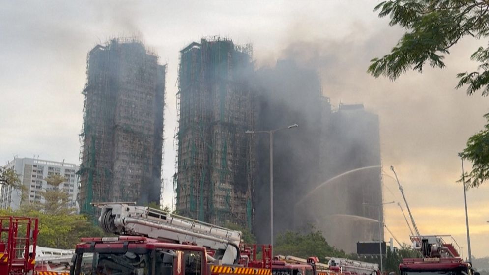 হংকংয়ে আবাসিক ভবনে ভয়াবহ আগুনে মৃত বেড়ে ৫৫, গ্রেফতার ৩