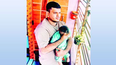 গুলিবিদ্ধ চোখে সন্তানের মুখ হাতড়ে বেড়ান রায়হান