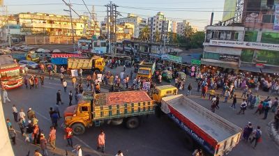 আবদুল আউয়াল মিন্টুর প্রচারণায় বালুর ট্রাক দিয়ে বাধা সৃষ্টির অভিযোগ