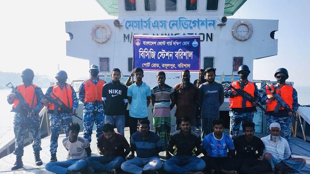 বরিশালে কোটি টাকার চোরাই কয়লাসহ জাহাজ আটক