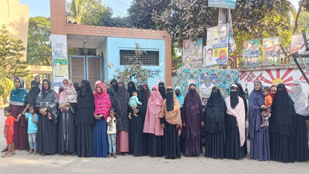 গণতান্ত্রিক যুবদল নেতার শাস্তির দাবিতে বিক্ষোভ নারীদের