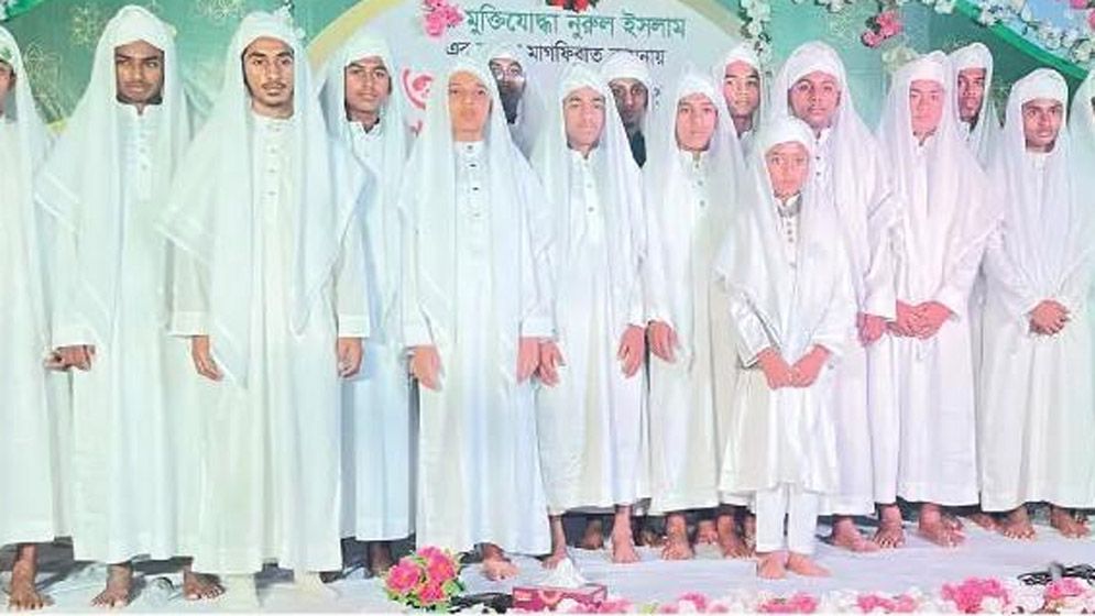 ৩০ হাফেজে কুরআনের মাথায় সম্মানের মুকুট