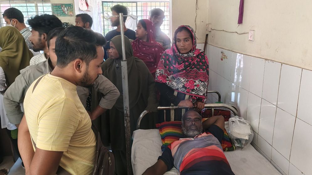 ধানখেতে কামড় খেয়ে জীবিত রাসেলস ভাইপার নিয়ে হাসপাতালে কৃষক