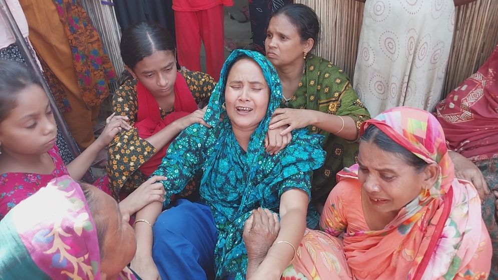 বাসচাপায় কলেজছাত্রী নিহত, মহাসড়ক অবরোধ