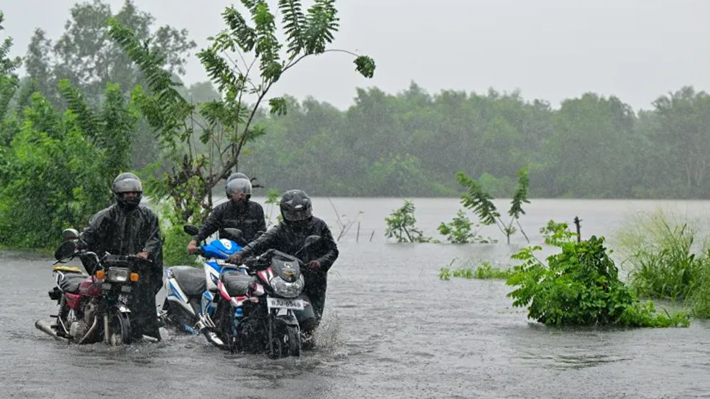 ঘূর্ণিঝড় ‘ডিটওয়াহর’ আঘাতে লণ্ডভণ্ড শ্রীলঙ্কা, নিহত ৫৬
