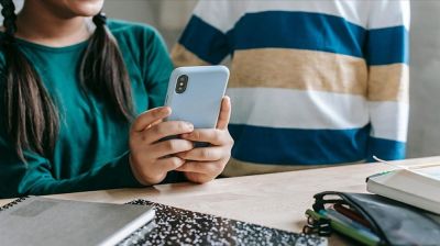 উচ্চ বিদ্যালয়েও মোবাইল ফোন নিষিদ্ধের পরিকল্পনা ফ্রান্সের