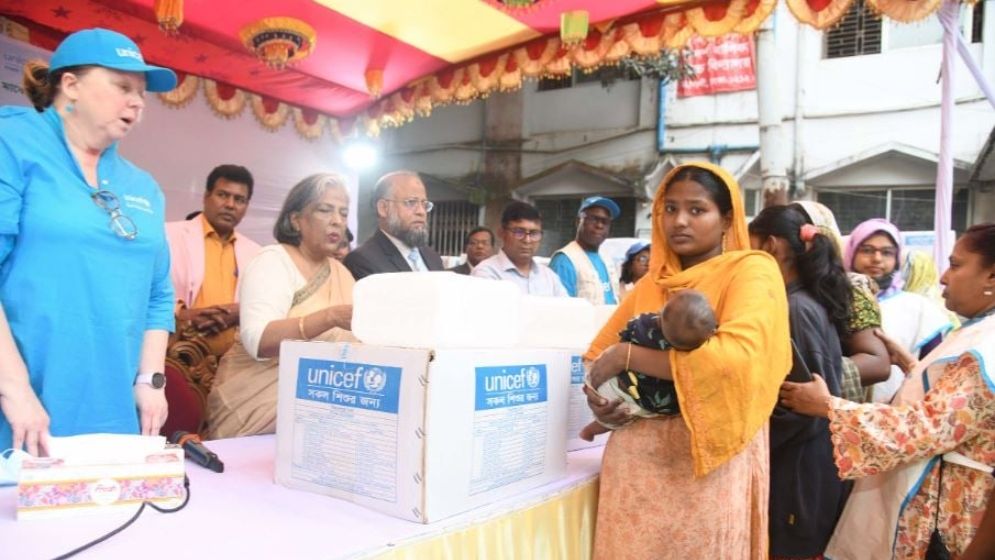 কড়াইল বস্তিতে ক্ষতিগ্রস্তদের মাঝে সমাজকল্যাণ উপদেষ্টার ত্রাণ বিতরণ