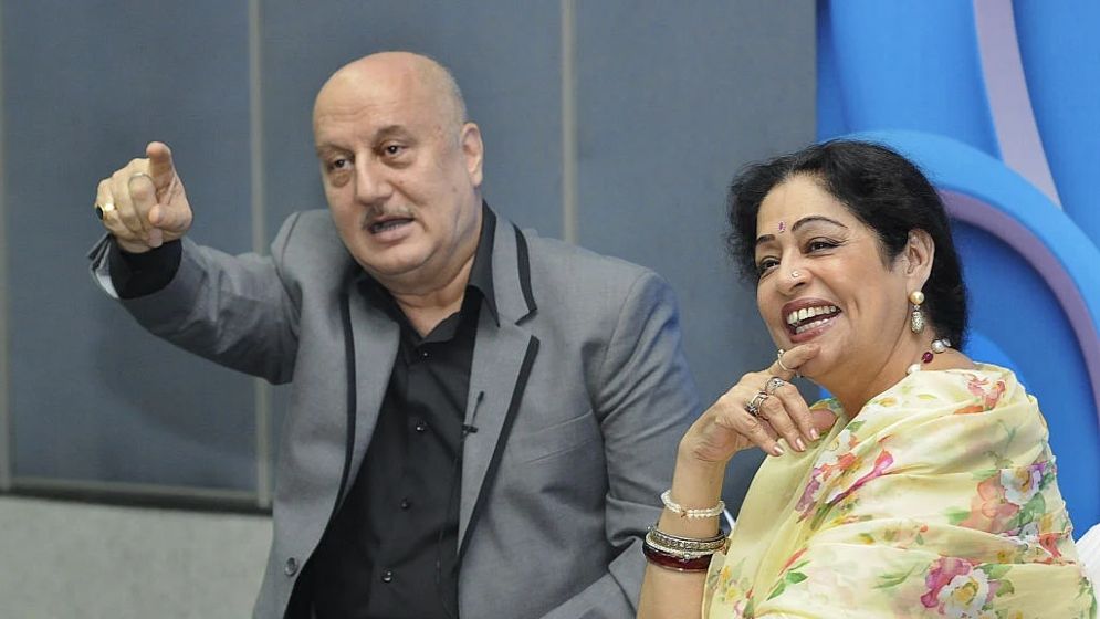 বিমানবন্দরে অনুপম খেরকে ধরিয়ে দিতে যা করেন স্ত্রী