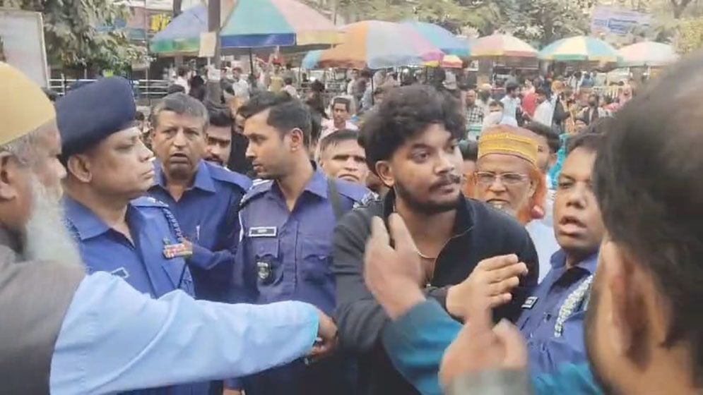 নারায়ণগঞ্জে বাউল অনুষ্ঠানের ব্যানার ছেঁড়ায় যুবক আটক