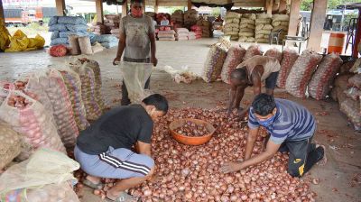 সীমান্তে পচছে ৩০ হাজার টন ভারতীয় পেঁয়াজ