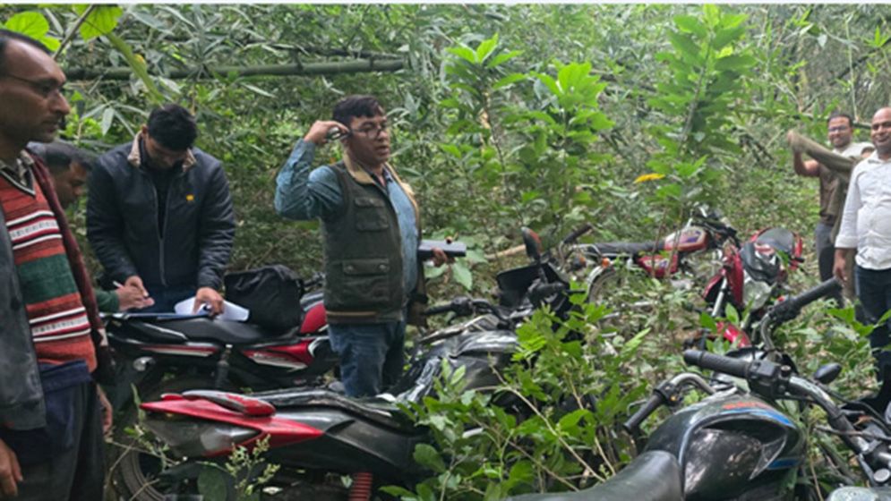 পাবনায় বিএনপি-জামায়াতের সংঘর্ষে লুট হওয়া ৯ মোটরসাইকেল মিলল বাঁশঝাড়ে