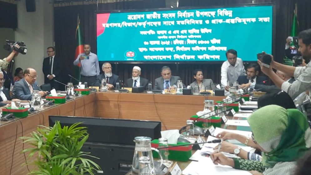 প্রতিকক্ষে দুই বুথ ভোটের সময় বাড়বে এক ঘণ্টা