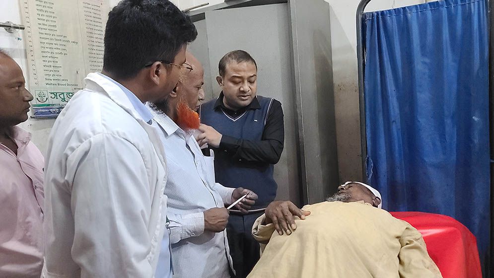 চাঁদা না পেয়ে বিএনপি নেতাকে পিস্তল ঠেকিয়ে ব্যবসায়ীর ওপর হামলা