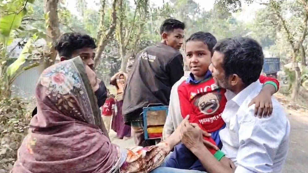 শিশু সন্তানের সামনে প্রাণ গেল শিক্ষিকার, সড়কে গুঁড়ি ফেলে অবরোধ