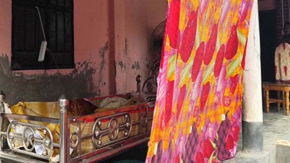 দাফনে বাধা ছেলের, দীর্ঘ সময় পড়ে ছিল বাবার মরদেহ