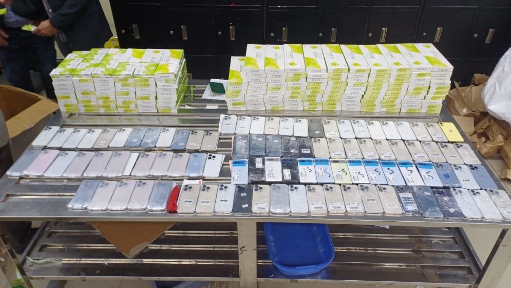 শাহজালাল বিমানবন্দরে ৪ নারী যাত্রীর শরীর থেকে ১০২টি মোবাইল আটক