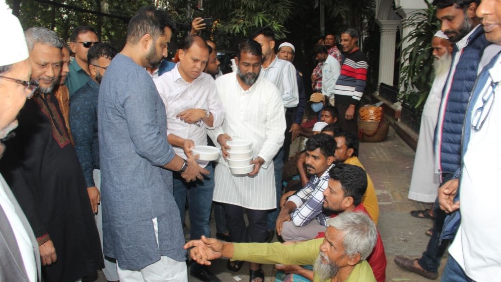 খালেদা জিয়া’র সুস্থতা কামনায় দোয়া, দুস্থদের খাবার বিতরণ করলেন তামিম
