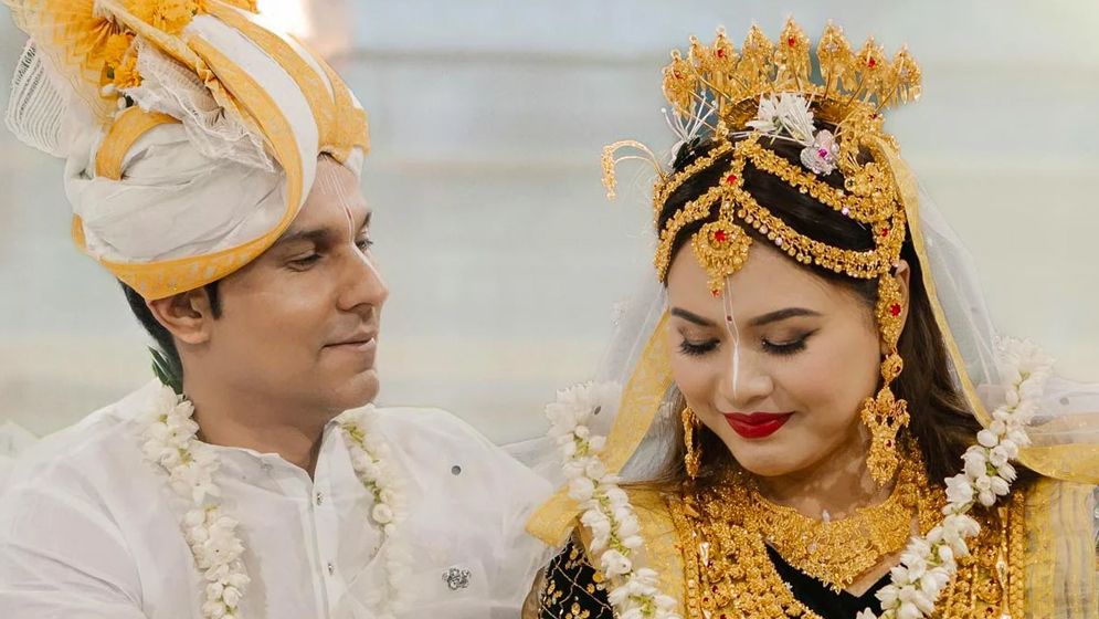 রণদীপের স্ত্রীর ঘোমটা টেনে খুলে দেওয়া হলো