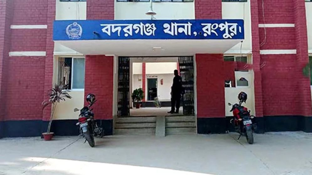 অতিরিক্ত সার না পাওয়ায় কৃষি কর্মকর্তাকে মারধর