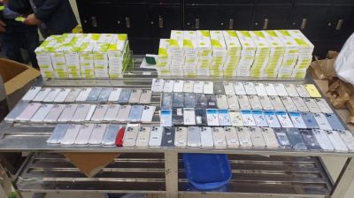 শাহজালাল বিমানবন্দরে ৪ নারী যাত্রীর শরীর থেকে ১০২টি মোবাইল আটক