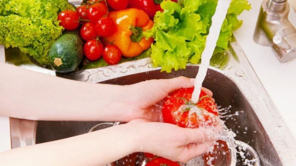কোন পানিতে সবজি ধোয়া ভালো?