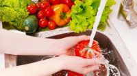 কোন পানিতে সবজি ধোয়া ভালো?