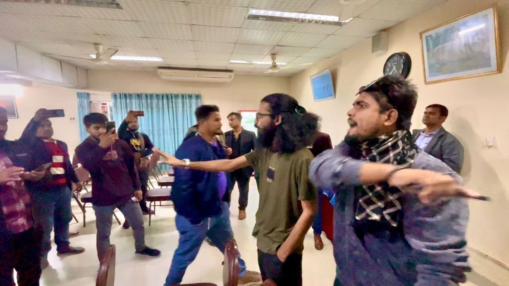 সাংবাদিকদের হুমকি দেওয়া যুবশক্তির দুই নেতাকে অব্যাহতি