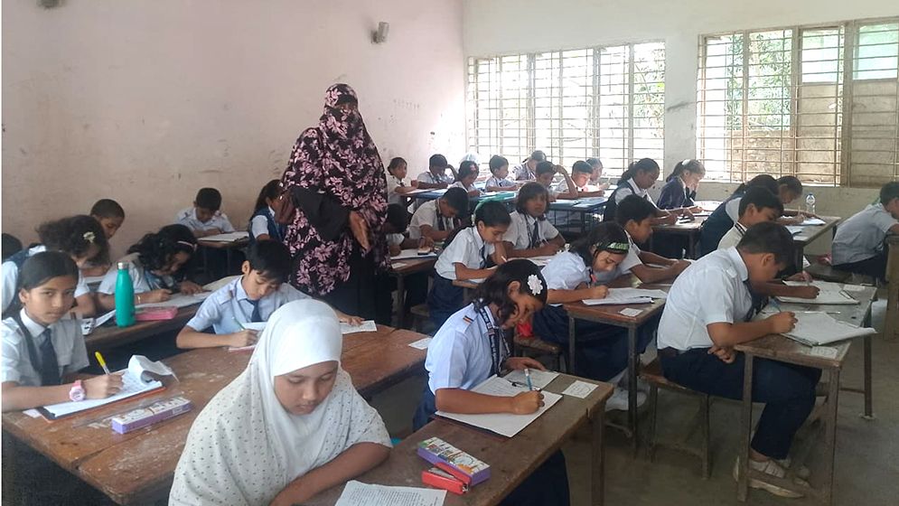 উল্লাপাড়ায় পরীক্ষা নিচ্ছেন অভিভাবকরা