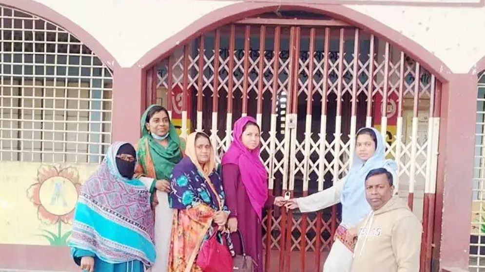 তালা ঝুলিয়ে চলছে প্রাথমিক শিক্ষকদের ‘কমপ্লিট শাটডাউন’