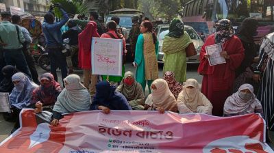 ৫ দফা দাবিতে সড়ক অবরোধ ইডেন কলেজ শিক্ষার্থীদের