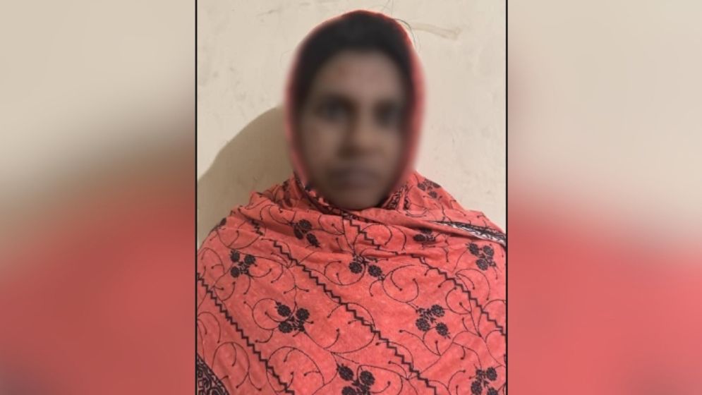 ৮ কুকুর ছানা হত্যার ঘটনায় মামলা, সেই কর্মকর্তার স্ত্রী গ্রেফতার