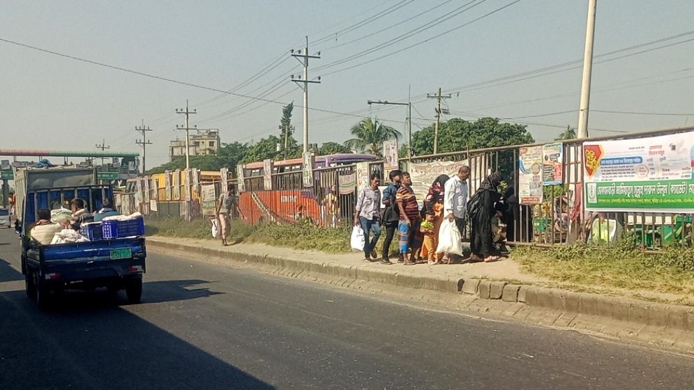 ফুটওভার ব্রিজ ব্যবহারে অনীহা, বিভাজনের গ্রিল ভেঙে মহাসড়ক পার পথচারীদের