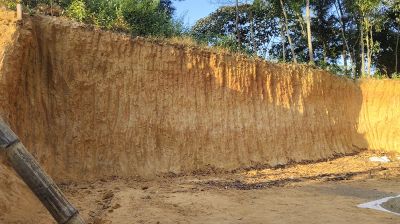 বিএনপি-আ.লীগ ভাগাভাগি করে কাটছে পাহাড়