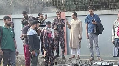 মোটরসাইকেল থেকে পড়ে বাসের চাপায় দুই তরুণ নিহত