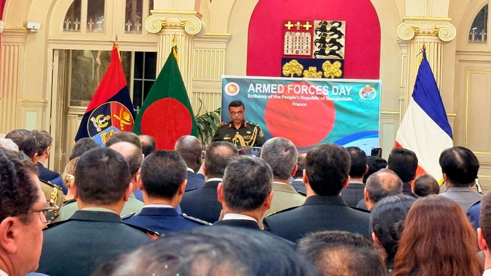 প্যারিসে বর্ণাঢ্য আয়োজনে সশস্ত্র বাহিনী দিবস উদযাপন