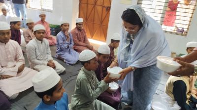 মানিকগঞ্জে খালেদা জিয়ার সুস্থতা কামনায় এতিমদের মাঝে খাবার বিতরণ